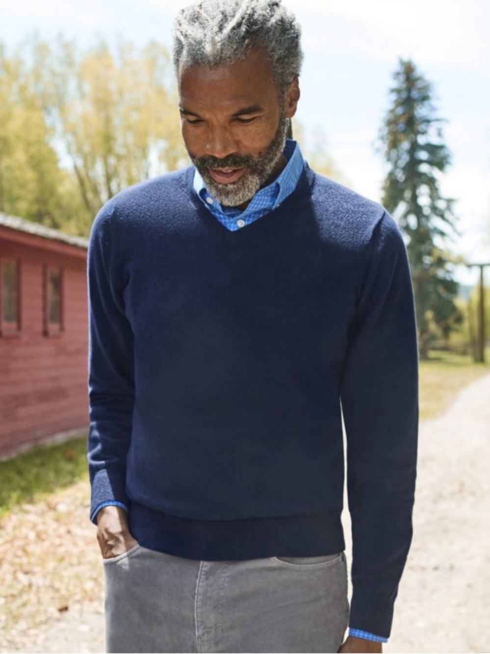 L.L. Bean Men's Dark Navy Blue V-Neck Cotton and Cashmere Sweater